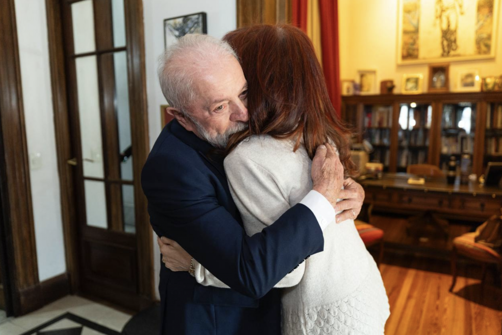 ‘Desejei toda a força para seguir lutando’, diz Lula após visita a Cristina na Argentina