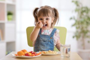 8 atitudes simples para prevenir engasgos em crianças