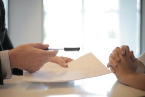 Brasileiros usam empréstimo consignado para pagar contas do dia a dia, mostra pesquisa