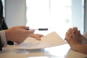 Pensão por morte: conheça os 5 erros que podem impedir o benefício para viúvas, viúvos e filhos