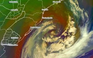 Passagem de ciclone causa ventania de quase 100 km/h em Santa Catarina