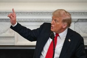 Trump ameaça impor tarifas de 100% sobre a Rússia se não houver cessar-fogo com a Ucrânia