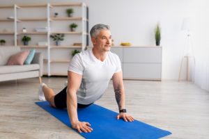 Veja como o yoga pode auxiliar na saúde do homem