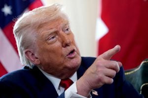 Governo Trump suspende emissão de vistos para caminhoneiros