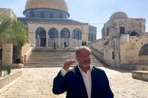 Ministro de Israel gera crise após orar em templo muçulmano