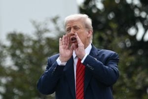 Trump anuncia tarifa adicional de 25% a produtos da Índia por compra de petróleo russo
