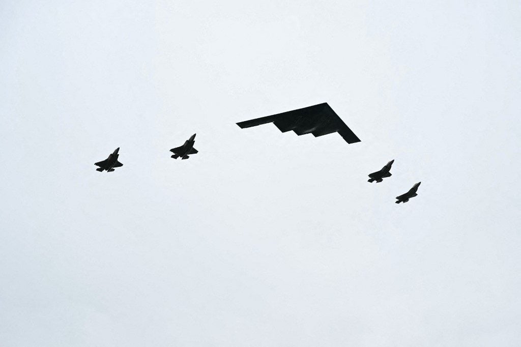 Aviões de guerra dos EUA sobrevoam base aérea onde Trump recebeu Putin