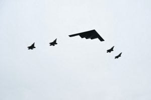 Aviões de guerra dos EUA sobrevoam base aérea onde Trump recebeu Putin