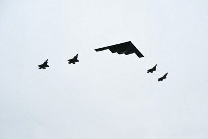Aviões de guerra dos EUA sobrevoam base aérea onde Trump recebeu Putin