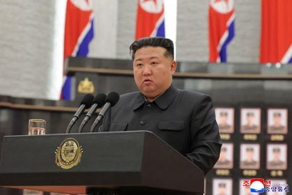 Coreia do Norte testa míssil de cruzeiro um dia antes da visita de Trump à Coreia do Sul