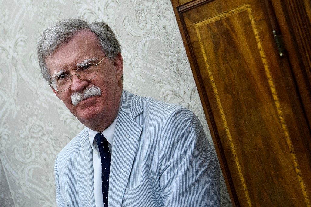 FBI faz operação de busca na casa de ex-conselheiro de Trump
