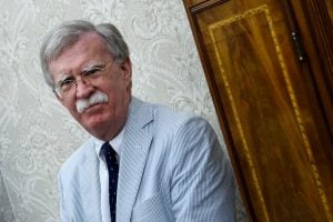 FBI faz operação de busca na casa de ex-conselheiro de Trump