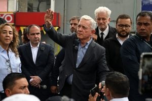 Colômbia: Álvaro Uribe abre mão de prescrição de condenação e quer provar inocência