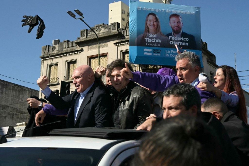 Milei abandona carreata em meio a protestos e arremesso de pedras