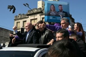 Milei abandona carreata em meio a protestos e arremesso de pedras