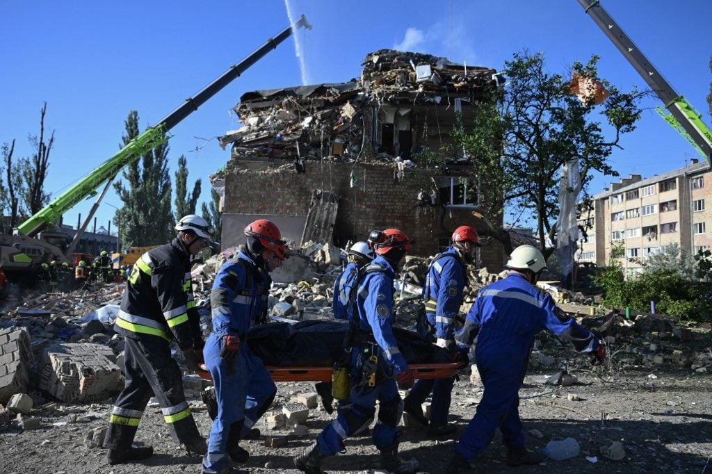 Ataque russo deixa 21 mortos em Kiev e ameaça esforços de paz