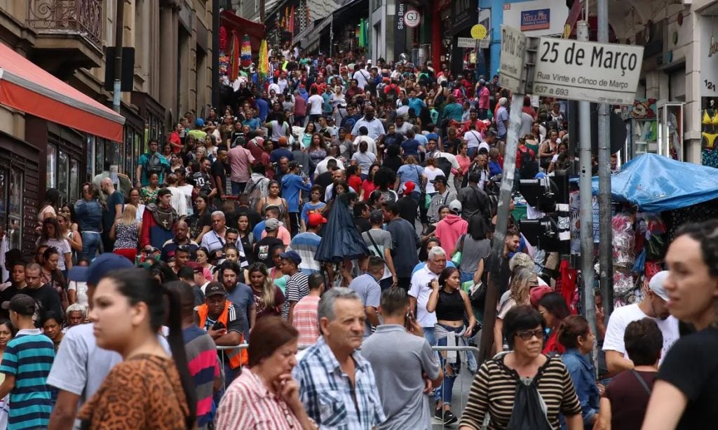 População brasileira supera 213 milhões de pessoas, estima IBGE