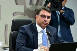 Comissão do Senado comandada por Flávio adia reunião após a prisão domiciliar de Bolsonaro