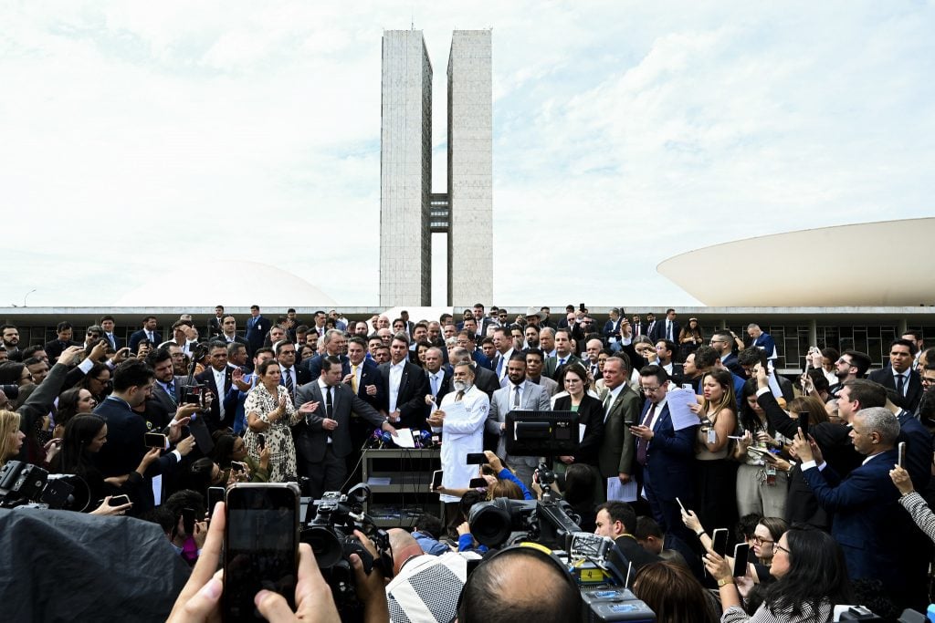 Vice-presidente da Câmara ameaça pautar a anistia aos golpistas na ausência de Motta