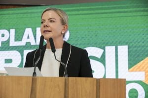 Gleisi rebate Tarcísio e diz que soberania 'não é algo para dar de presente'