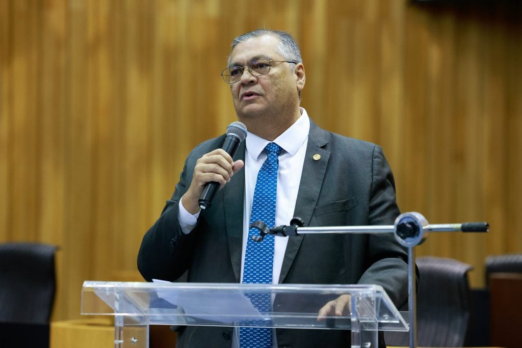 ‘Não sabia que era tão poderoso’, brinca Dino após queda de ações de bancos