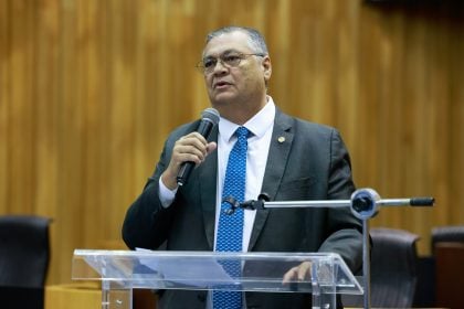 ‘Não sabia que era tão poderoso’, brinca Dino após queda de ações de bancos