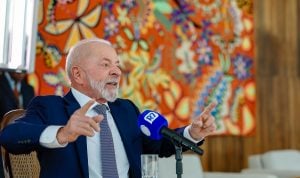 'Homem que tem dignidade não rasteja', diz Lula sobre ligar para Trump