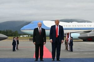 Putin volta à cena diplomática no tapete vermelho de Trump