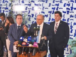Alckmin entrega lista de 15 projetos para combater o tarifaço; relatores vão de Moro a Mourão