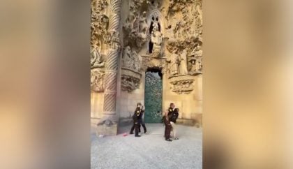 Ativistas jogam tinta na fachada da Sagrada Família em Barcelona