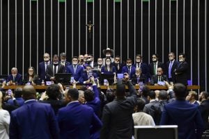 Bolsonaristas ocupam mesas da Câmara e do Senado em protesto contra a prisão do ex-presidente