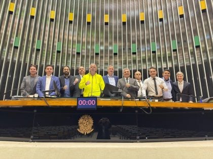 Bolsonaristas passam a noite nos plenários da Câmara e do Senado por anistia a Bolsonaro e impeachment de Moraes