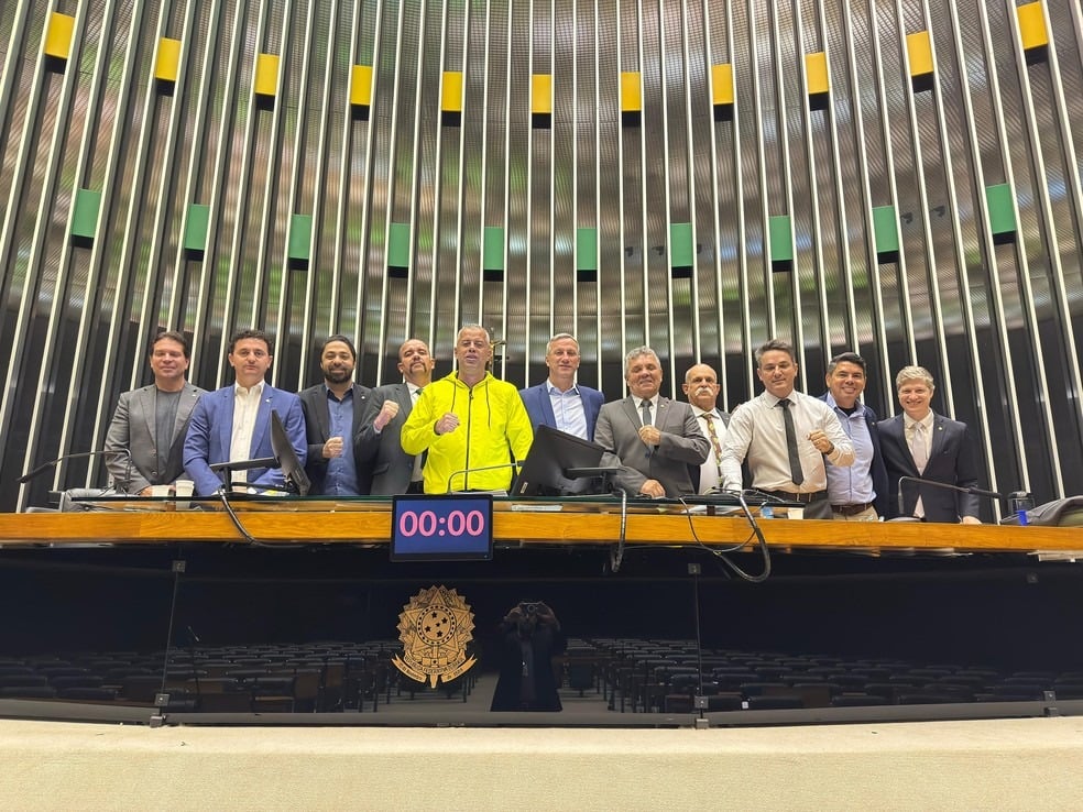 Bolsonaristas passam a noite nos plenários da Câmara e do Senado por anistia a Bolsonaro e impeachment de Moraes