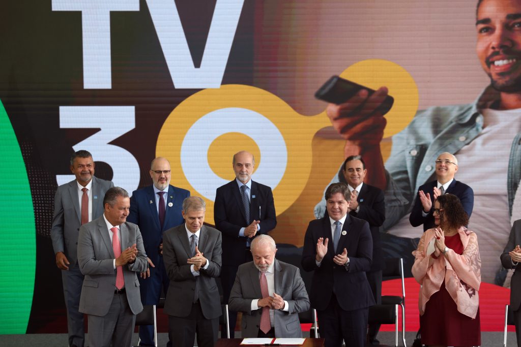 Lula assina decreto que regulamenta a TV 3.0; saiba o que muda