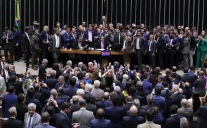 Motta abre sessão com duas horas de atraso em meio a obstrução bolsonarista