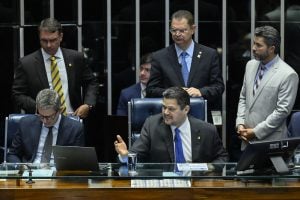 Alcolumbre retoma controle do plenário e Senado aprova isenção de IR para quem ganha até 2 salários mínimos