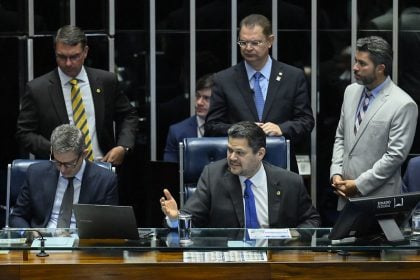 Alcolumbre retoma controle do plenário e Senado aprova isenção de IR para quem ganha até 2 salários mínimos