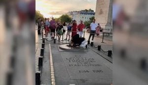 Homem que acendeu cigarro na chama de memorial a vítimas da 1ª Guerra é julgado em Paris