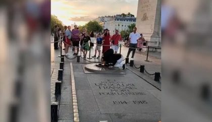 Homem que acendeu cigarro na chama de memorial a vítimas da 1ª Guerra é julgado em Paris