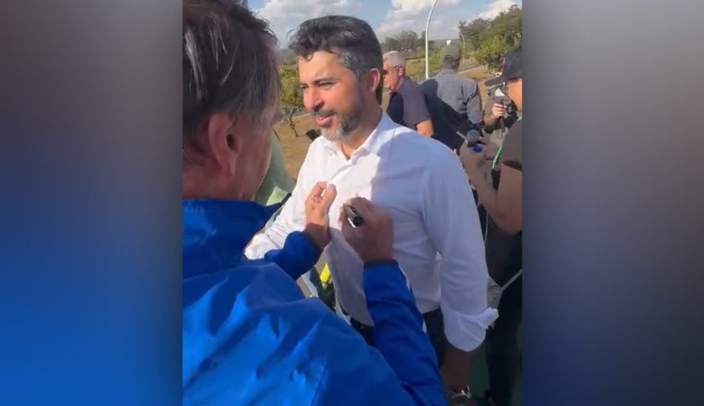 Bolsonaro escreve número de urna na camisa de senador, mas juiz não vê propaganda antecipada