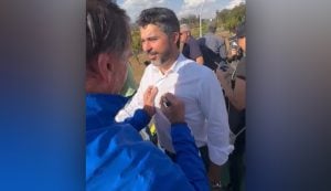 Bolsonaro escreve número de urna na camisa de senador, mas juiz não vê propaganda antecipada