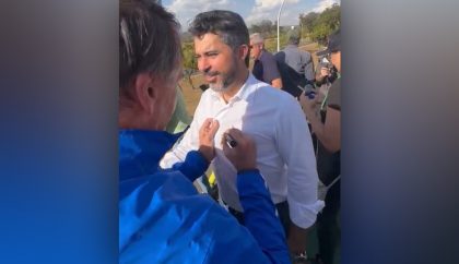 Bolsonaro escreve número de urna na camisa de senador, mas juiz não vê propaganda antecipada