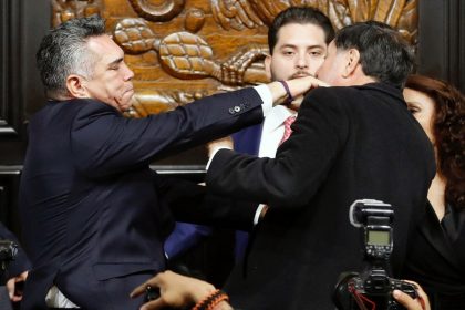 Senadores partem para agressão física no México após debate sobre os EUA