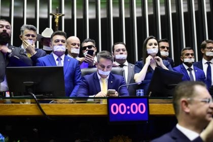 Bolsonaristas falam em passar a noite no plenário na pressão por anistia a golpistas