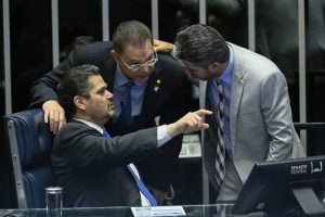 Senado tem princípio de acordo e bolsonaristas desocupam o plenário