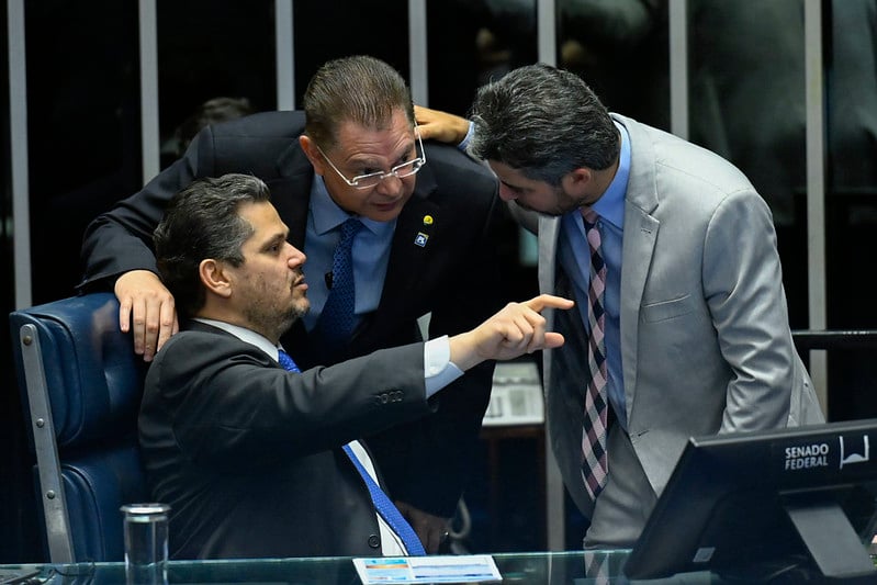Senado tem princípio de acordo e bolsonaristas desocupam o plenário