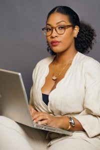 Participação de mulheres negras cresce no mercado de trabalho, mas desafios persistem