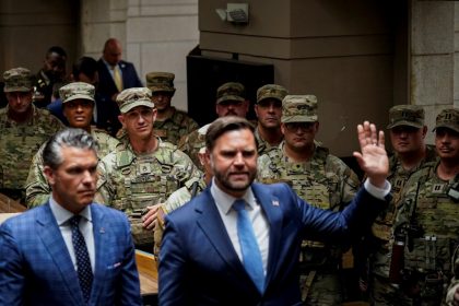 JD Vance é vaiado em visita a tropas em Washington