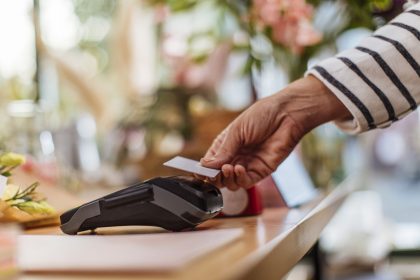 Seis em cada dez brasileiros devem comprar presentes de Dia dos Pais em lojas físicas