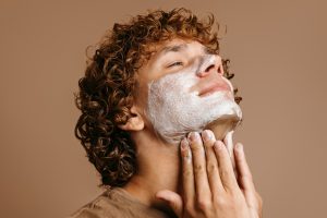 Autocuidado masculino cresce, mas resistência cultural ainda freia mercado de beleza para homens